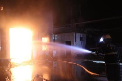 硅胶厂油管爆裂起火 消防紧急扑救