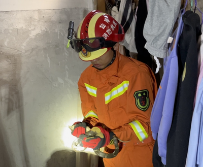 瑞安眼镜蛇闯入居民家 消防救援设备显身手