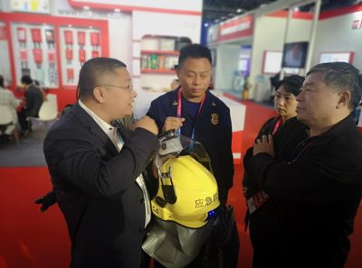 科技为生命护航 智能救援头盔亮相消防展，助力消防救援新时代