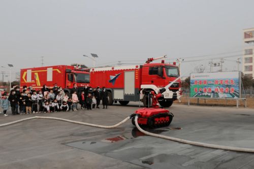 三中附小学子探秘公共安全科普教育基地 消防破拆工具的科技力量