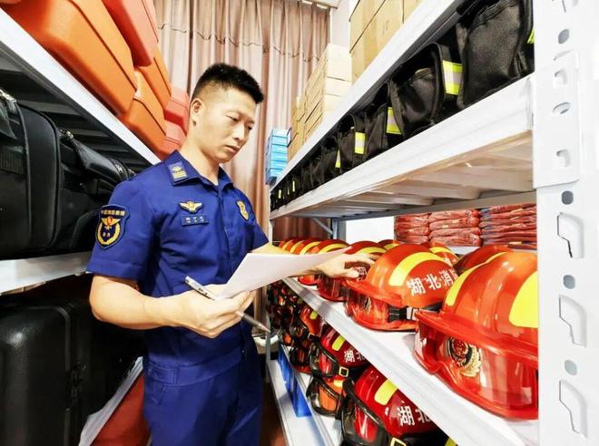 国庆我在岗 | 杨万龙 无声战场上的“装备尖兵”——消防专业破拆工具销售