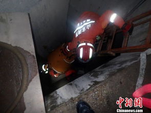 烟台莱山区一老人坠入5米深设备井,消防紧急出动救援